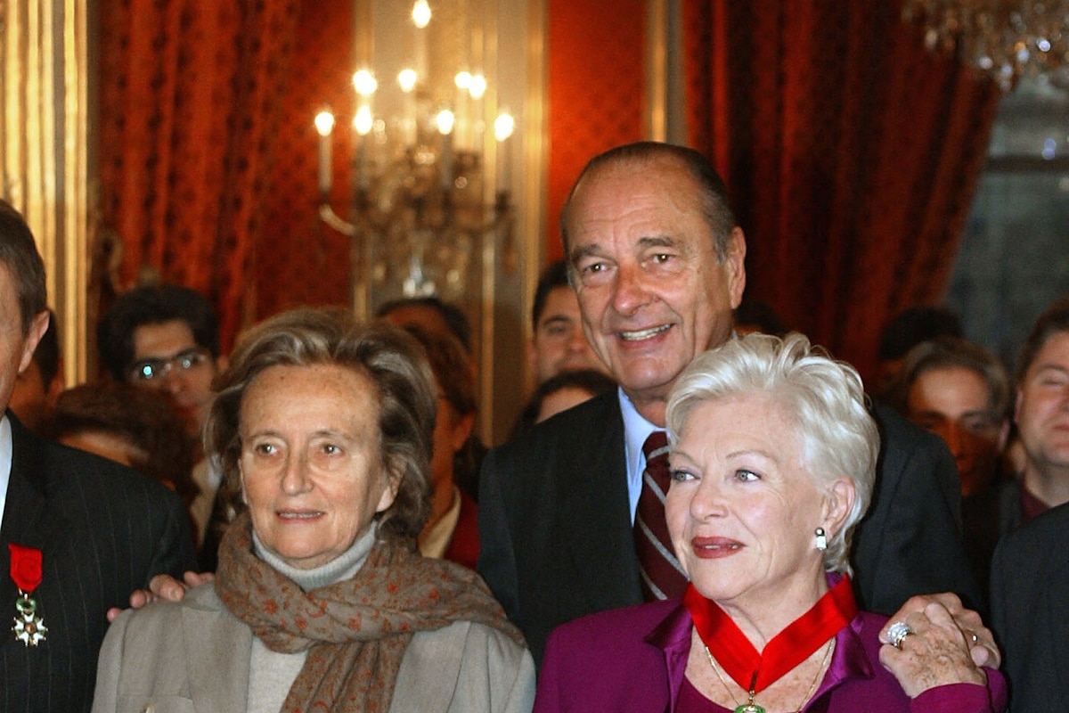 Jacques Chirac et son épouse Bernadette posent avec Line Renaud, à qui il a remis la cravate de commandeur de la légion d'honneur, le 06 décembre 2002 au Palais de l'Elysée.