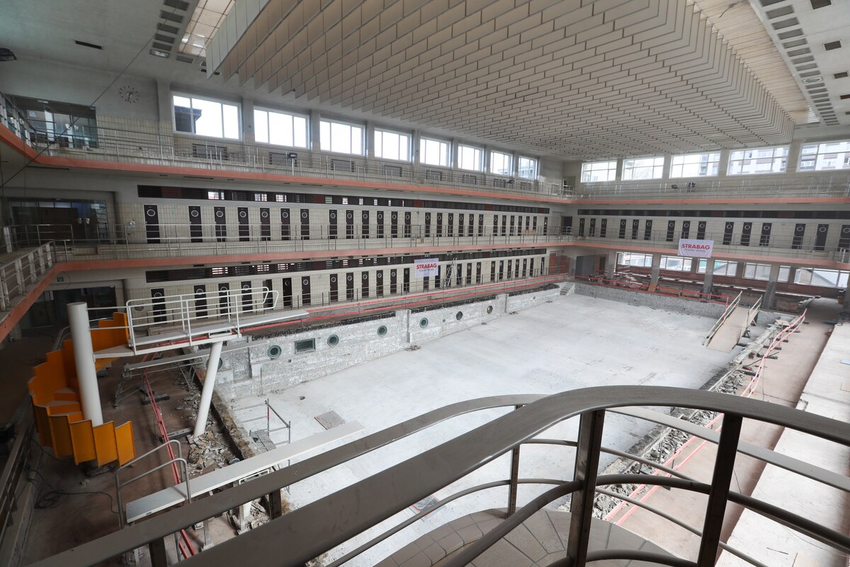 Depuis septembre 2017, la piscine Neptunium de Schaerbeek est en restauration. Beliris, l'équipe fédérale de construction en charge des travaux, annonce la fin du chantier pour la rentrée scolaire de 2019"Il y a un vrai besoin de piscines en région Bruxelloise" explique Didier Reynders (MR), Vice-Premier Ministre en charge de Beliris. " Il n’y a pas énormément de piscines dans la région et donc nous avons travaillé sur quatre piscines successivement, je crois que ça va faire du bien aux écoles et aux usagers"..
