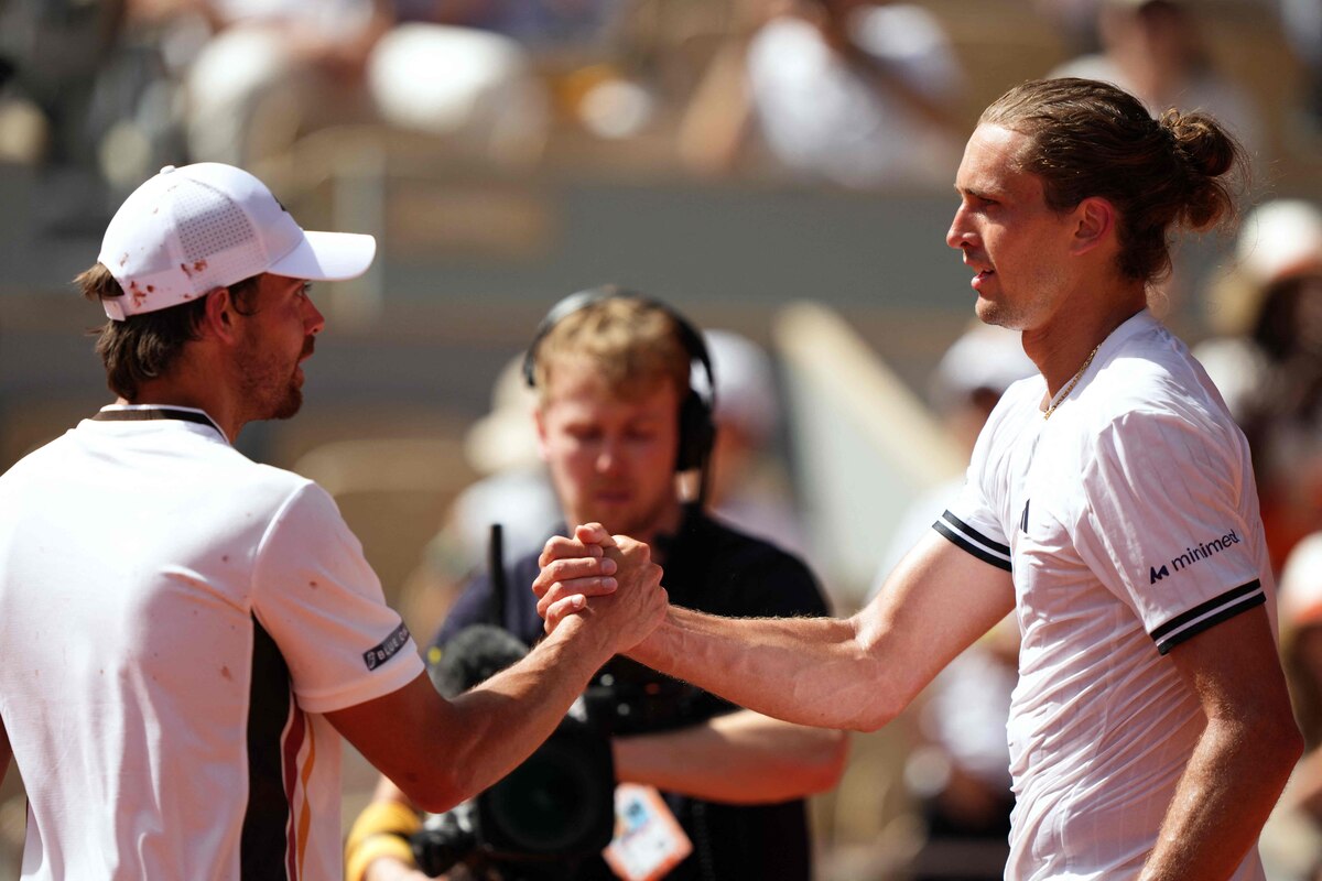 Germany's Alexander Zverev (R) shakes hands with France�s Benjamin Bonzi (L) at the end of their men's singles match on day 1 of the French Open tennis tournament on Court Philippe-Chatrier at the Roland-Garros Complex in Paris on May 24, 2026. (Photo by Dimitar DILKOFF / AFP)