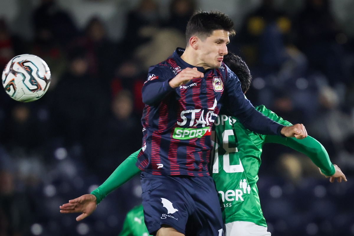 Liege's Simon Paulet and Lommel's Lautaro Lopez fight for the ball during a soccer game between RFC Liege and Lommel SK, Tuesday 27 January 2026 in Liege, on day 22 of the 2025-2026 'Challenger Pro League' 1B second division of the Belgian championship. BELGA PHOTO VIRGINIE LEFOUR