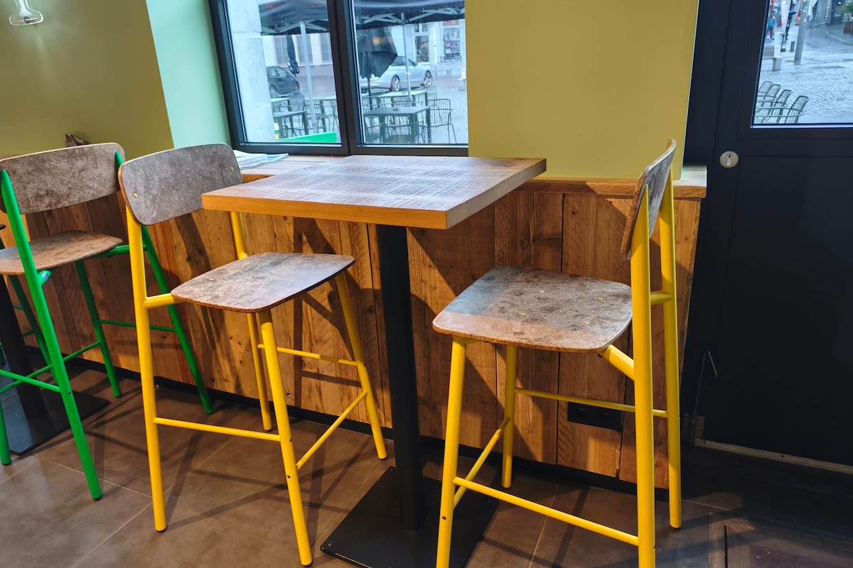 chaises en drèche de bière au Trolls & Croque de Tournai.