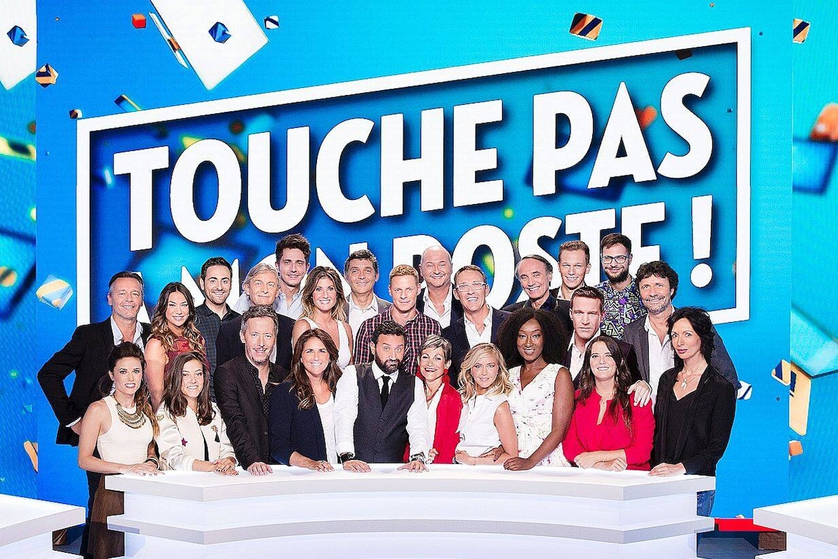PREMIER RANG : Capucine ANAV, Camille LELLOUCHE, Jean Luc LEMOINE, Valérie BENAIM, Cyril HANOUNA, Isabelle MORINI-BOSC, Enora MALAGRE, Nadège BEAUSSON-DIAGNE, Emilie LOPEZ, Géraldine MAILLET; DEUXIEME RANG : Jean Michel MAIRE, Clio PAJCZER, Camille COMBAL, Gilles VERDEZ, Guillaume PLEY, Caroline ITHURBIDE, Thierry MOREAU, Matthieu DELORMEAU, Sébastien CAUET, Julien COURBET, François VIOT, Damien CANIVEZ, Benjamin CASTALDI, Hakim JEMILI et Christophe CARRIERE