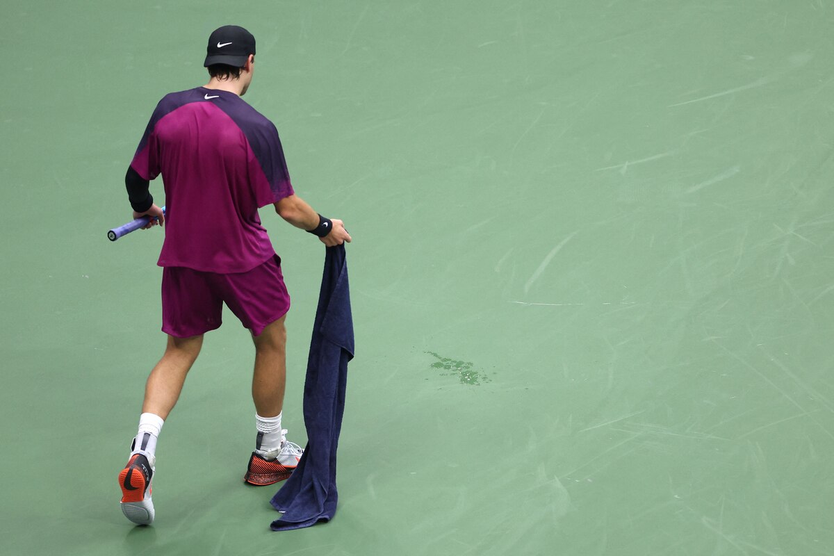 NEW YORK, NEW YORK - SEPTEMBER 06: Jack Draper of Great Britain reacts after falling ill against Jannik Sinner of Italy during their Men's Singles Semifinal match on Day Twelve of the 2024 US Open at USTA Billie Jean King National Tennis Center on September 06, 2024 in the Flushing neighborhood of the Queens borough of New York City. Luke Hales/Getty Images/AFP (Photo by Luke Hales / GETTY IMAGES NORTH AMERICA / Getty Images via AFP)
