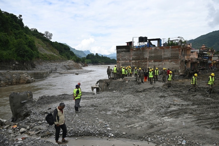 <p>Des membres de l’armée népalaise se préparent à construire un pont au-dessus de la rivière Trishuli à Devighat, dans le district de Nuwakot au Népal, le 3 septembre 2026</p>