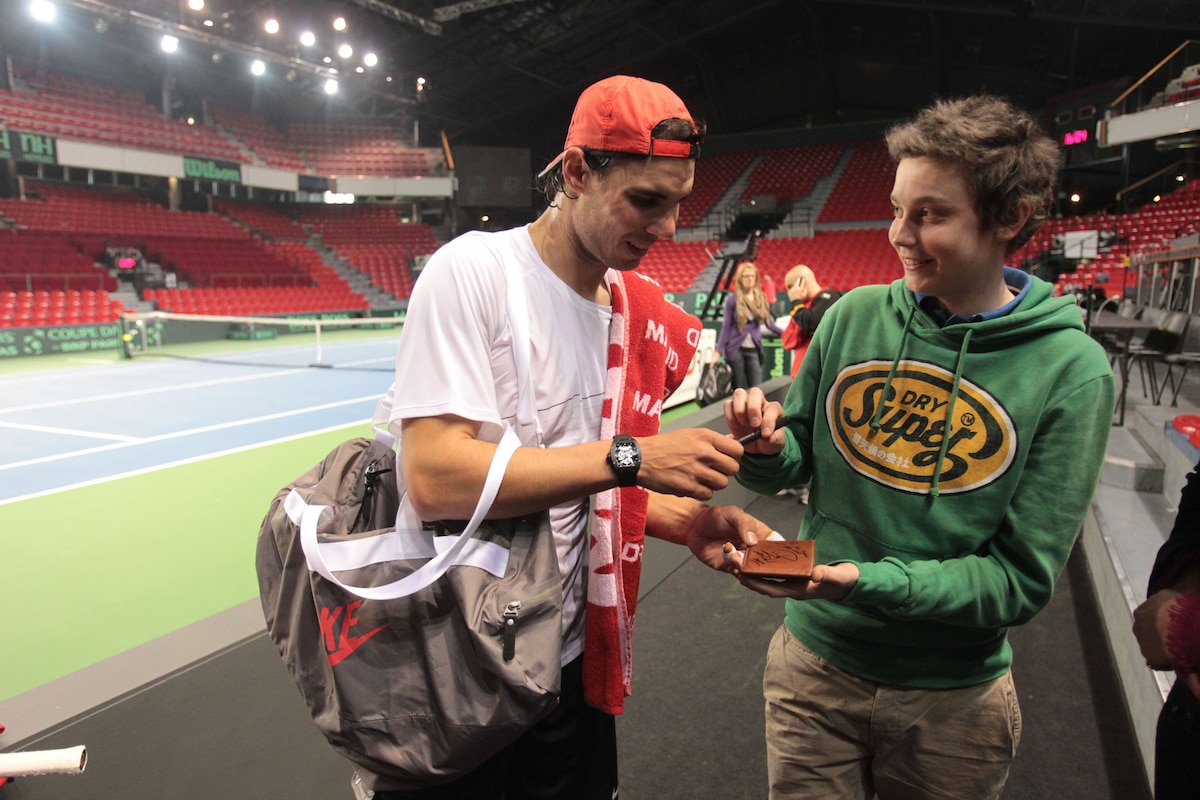 20110301 - CHARLEROI, BELGIUM: Spanish Rafael Nadal, world number one tennis player signs an autograph at the end of a training session ahead of the Davis Cup meeting between Belgium and Spain, Tuesday 01 March 2011, in Charleroi.
BELGA PHOTO VIRGINIE LEFOUR