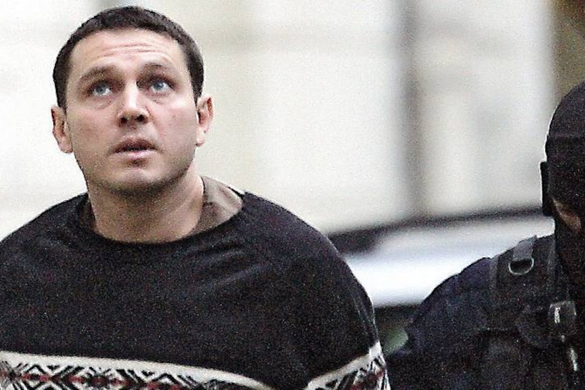 French Lionel Dumont (L), a 34-year-old converted to Islam who fought with Muslim insurgents in Bosnia, escorted by elite police members, arrives at the Douai courthouse, northern France, 13 December 2005, for the 7th day of his trial. Dumont, who is charged with taking part in a series of armed robberies in 1996, was sentenced in 2001 to life in jail for the same offences after he was tried in absentia, but under French law he was tried in absentia, but under French law he has the right to a re-trial after his 2003 arrest in Germany. / AFP PHOTO / PHILIPPE HUGUEN