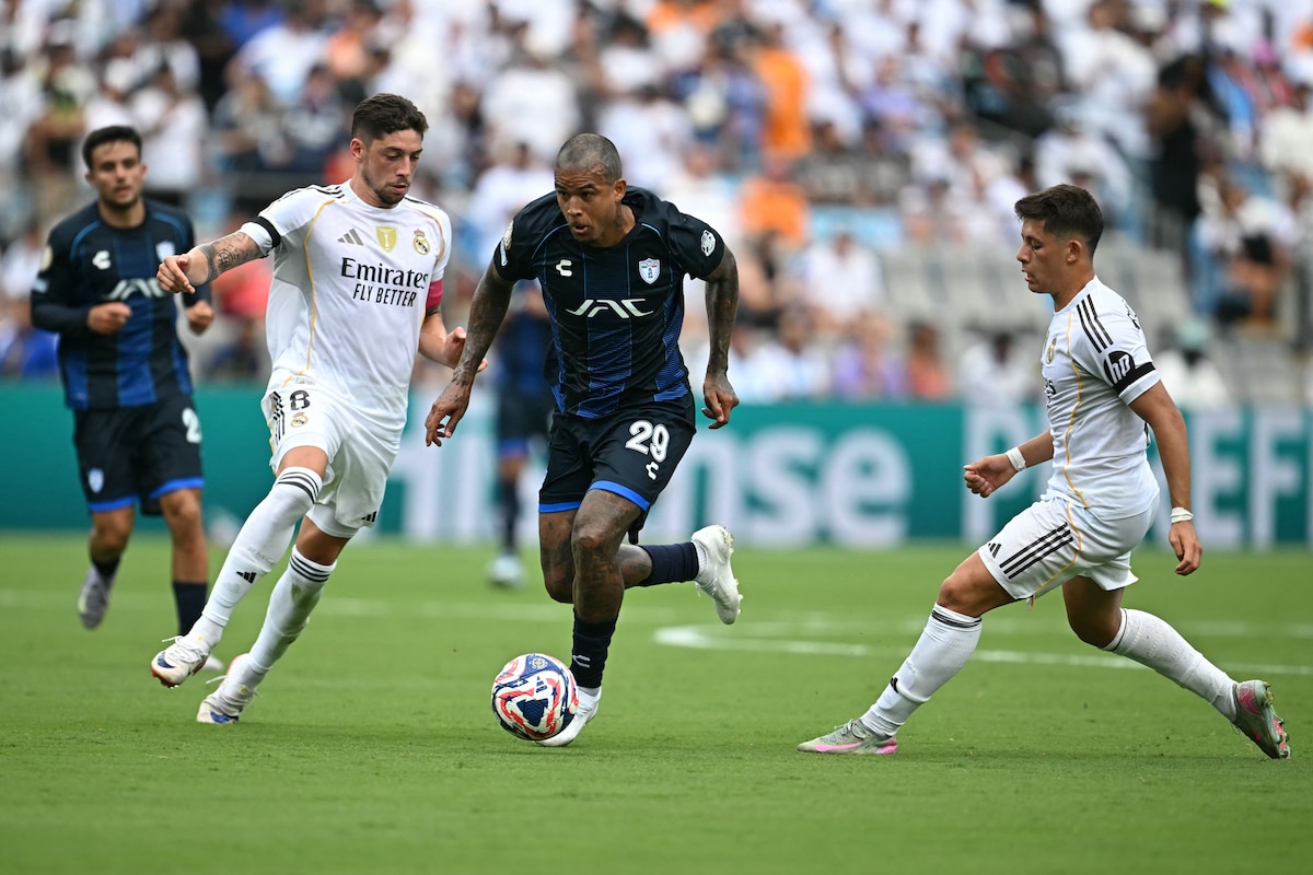 Pachuca's Brazilian midfielder #29 Kenedy (C) fights for the ball with Real Madrid's Uruguayan midfielder #08 Federico Valverde (L) and Real Madrid's Turkish midfielder #15 Arda Guler during the FIFA Club World Cup 2025 Group H football match between Spain's Real Madrid and Mexico's Pachuca at the Bank of America stadium in Charlotte on June 22, 2025. (Photo by Paul ELLIS / AFP)