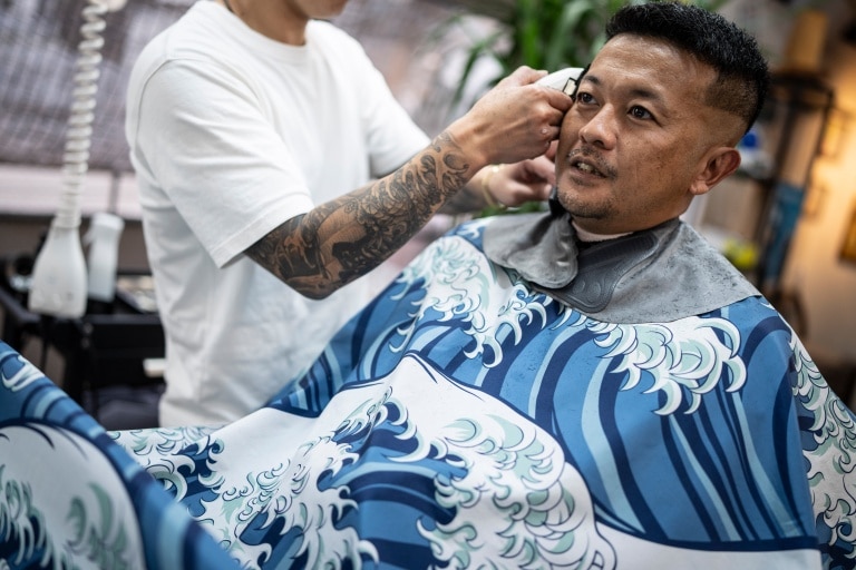 <p>Le yakuza et ancien rappeur Tekisasu, 44 ans, dans un barbershop de Tokyo au Japon, le 27 août 2026</p>