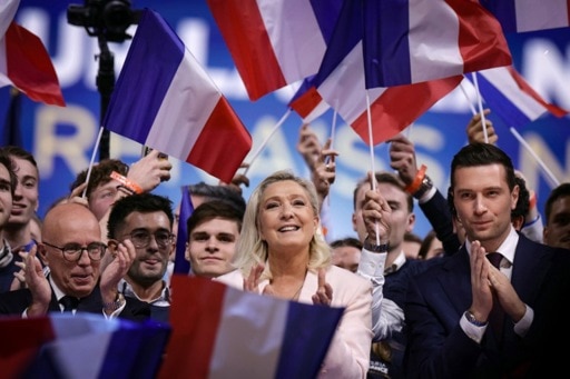 Marine Le Pen promet une "renaissance" sans "rupture brutale" dans son premier meeting