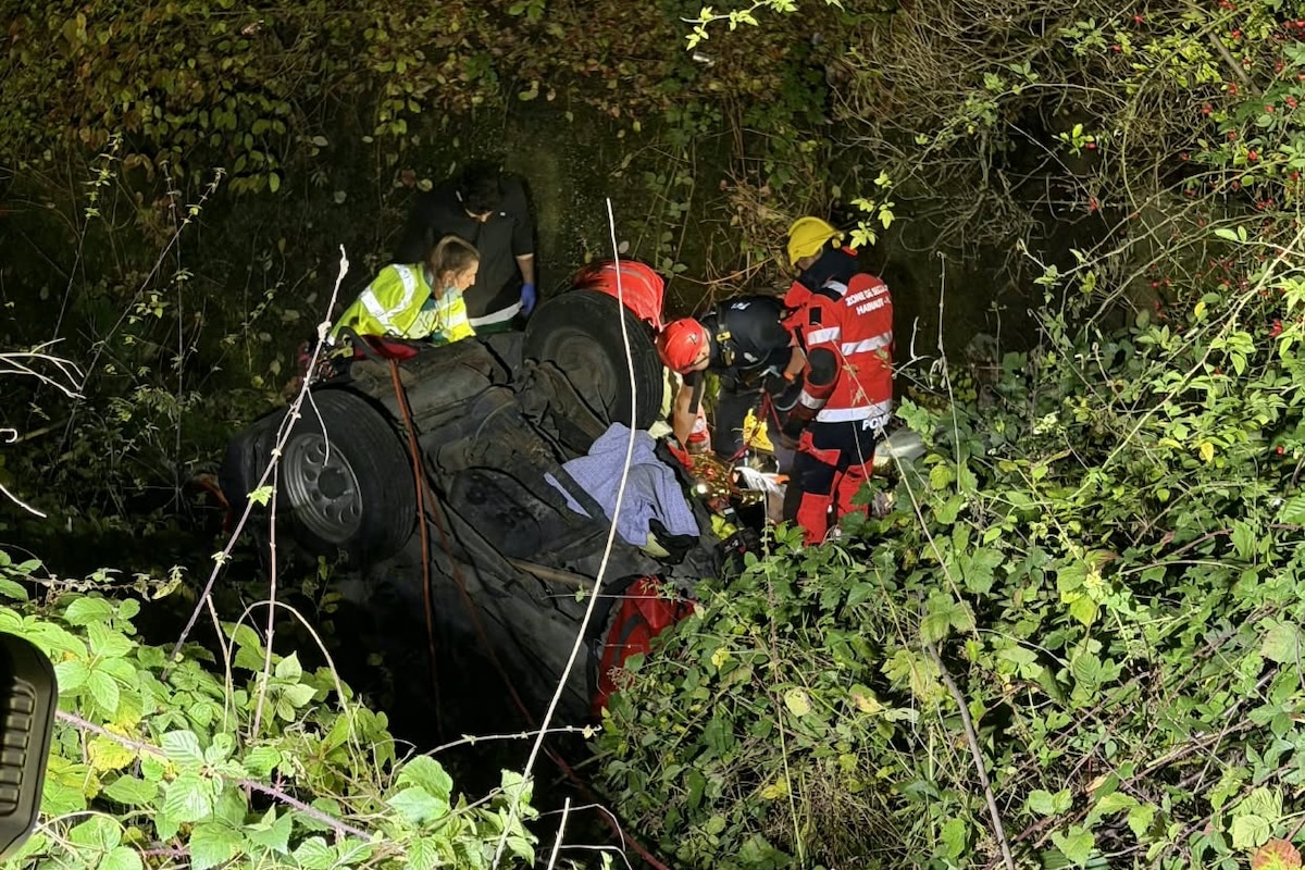 Une voiture tombe en contrebas de la route rue du Gouverneur à Gosselies.