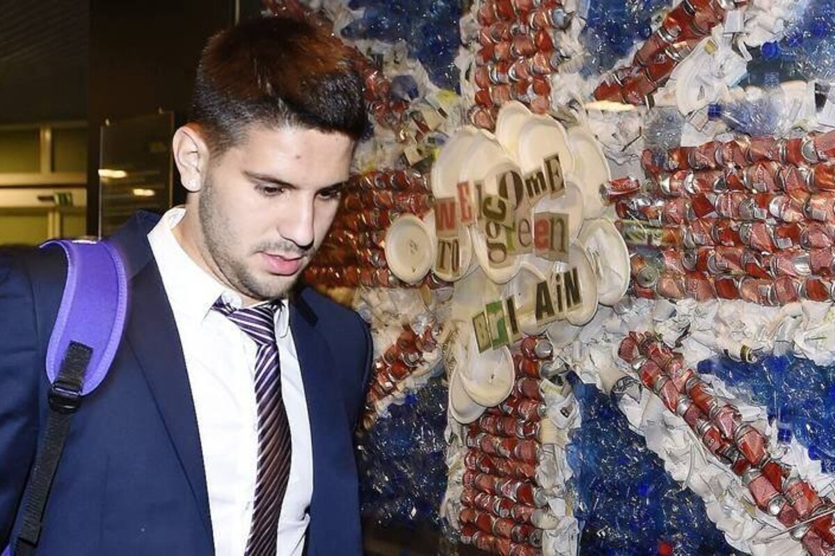 Alexandar Mitrovic of RSC Anderlecht pictured during departure at Midi station to London for the UEFA Champions League Group D match between RSC Anderlecht and Arsenal at the Emirates Stadium in London, United Kingdom on november 3, 2014 ***BRUSSELS, BELGIUM - 03/10/2014 Photo by Philippe Crochet/Photonews***