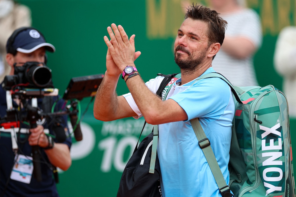 Switzerland's Stanislas Wawrinka applauds during a ceremony to mark his 17th participation in the Monte Carlo ATP Masters Series Tournament after competing against Argentinia's Sebastian Baez during the Monte Carlo ATP Masters Series Tournament round of 64 tennis match on Court Rainier III at the Monte-Carlo Country Club in Roquebrune-Cap-Martin, south-eastern France on April 6, 2026. (Photo by Valery HACHE / AFP)