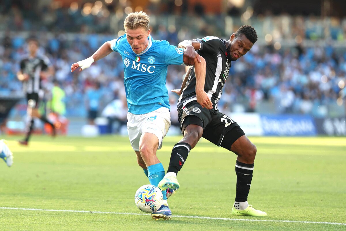 Christian Kabasele au duel avec Rasmus Hojlund (Naples) lors du dernier match de la saison.
