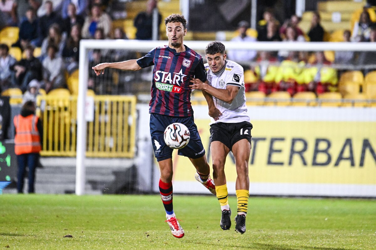 Liege's Benoit Bruggeman and Lokeren's Jordi Palacios pictured in action during a soccer game between KSC Lokeren and RFC Liege, Saturday 23 August 2025 in Beveren, on day 3 of the 2025-2026 'Challenger Pro League' 1B second division of the Belgian championship. BELGA PHOTO TOM GOYVAERTS