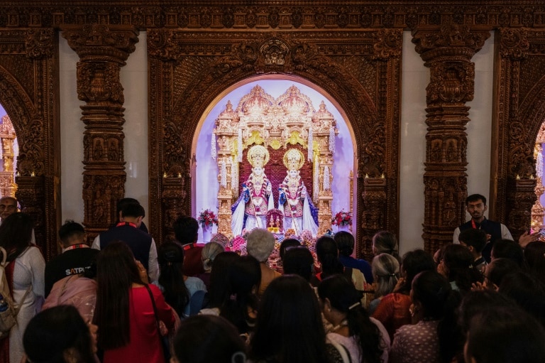 <p>Des fidèles prient après la cérémonie de consécration du temple hindou du mouvement spirituel hindou BAPS (Bochasanwasi Akshar Purushottam Swaminarayan Sanstha) à Bussy-Saint-Georges, en région parisienne, le 6 septembre 2026</p>