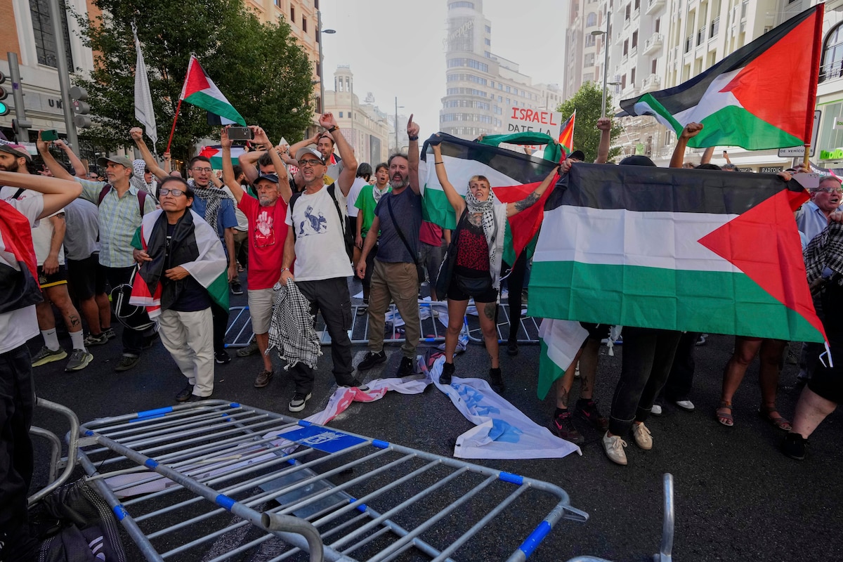 Protesters block the road in an attempt to disrupt the twenty-first stage of the Spanish cycling race La Vuelta, from Alalpardo to Madrid, Spain, Sunday, Sept. 14, 2025. (AP Photo/Manu Fernández)