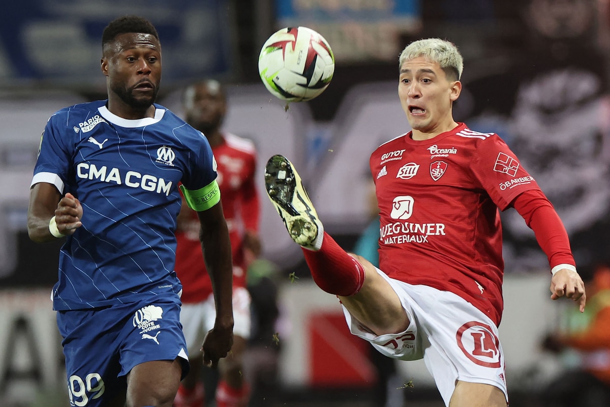 Brest's Uruguayan forward #07 Martin Satriano (R) fights for the ball with Marseille's Congolese defender #99 Chancel Mbemba during the French L1 football match between Stade Brestois 29 (Brest) and Olympique de Marseille (OM) at the Francis-Le Ble stadium in Brest, western France, on February 18, 2024. (Photo by FRED TANNEAU / AFP)
