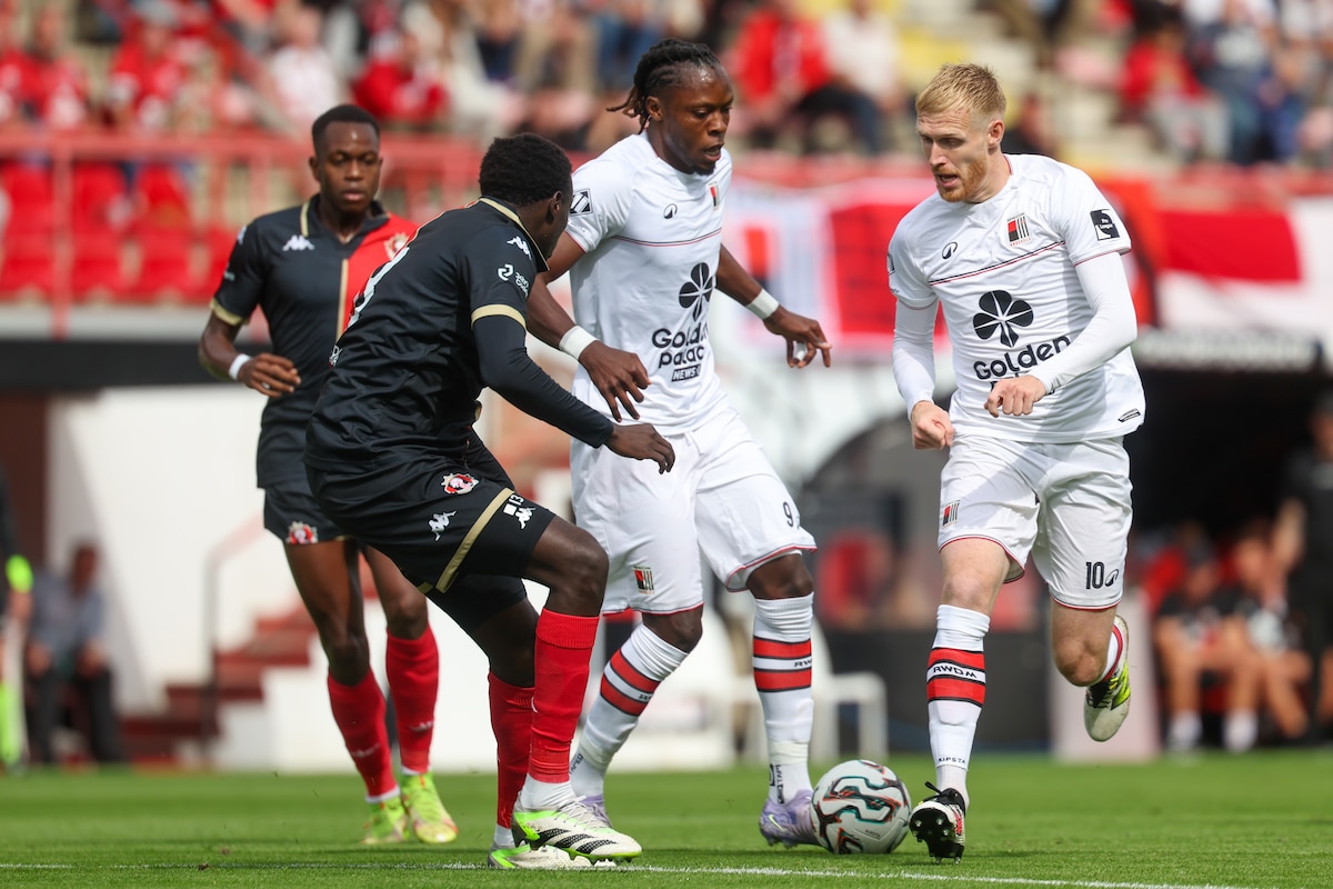 Seraing's Djbril Diarra and Rwdm's Simbakoli Mamadou Usman fight for the ball during a soccer game between RWDM Brussels and RFC Seraing, Sunday 14 September 2025 in Brussels, on day 5 of the 2025-2026 'Challenger Pro League' 1B second division of the Belgian championship. BELGA PHOTO VIRGINIE LEFOUR