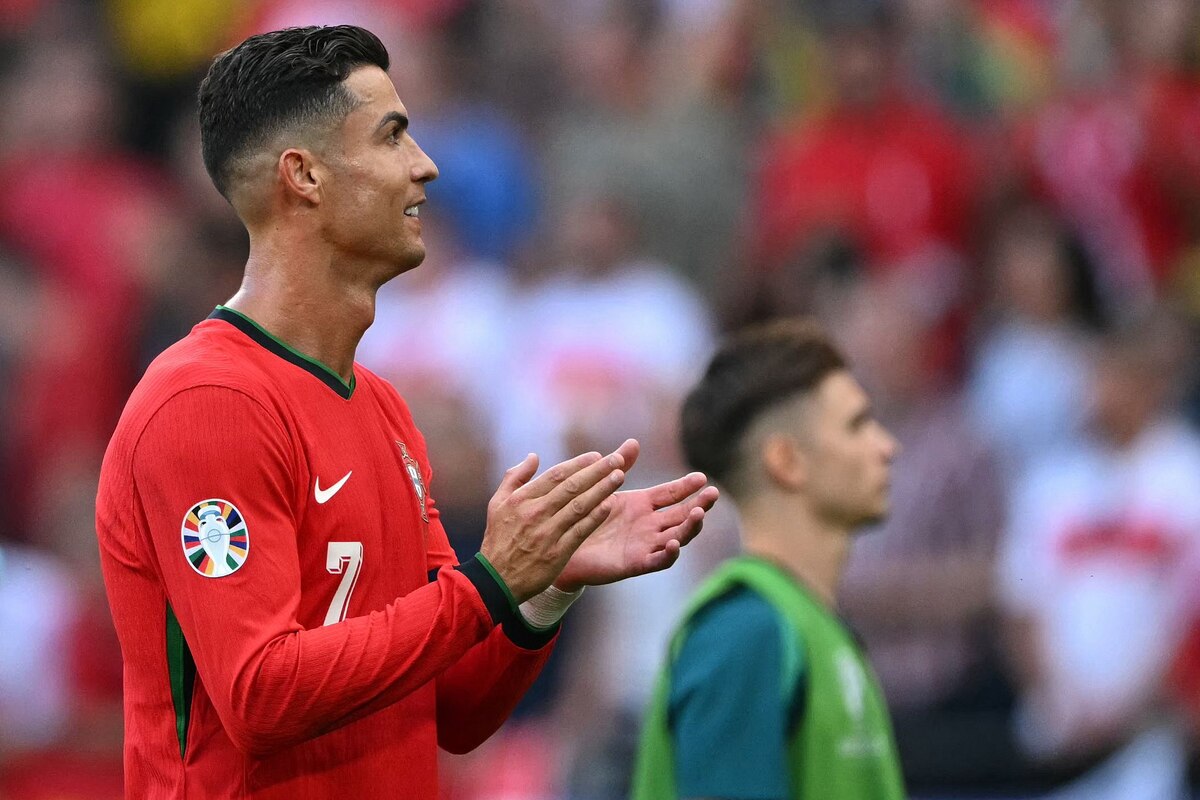Portugal's forward #07 Cristiano Ronaldo applauds fans on the pitch after the UEFA Euro 2024 Group F football match between Turkey and Portugal at the BVB Stadion in Dortmund on June 22, 2024. Portugal won the game 3-0. (Photo by OZAN KOSE / AFP)