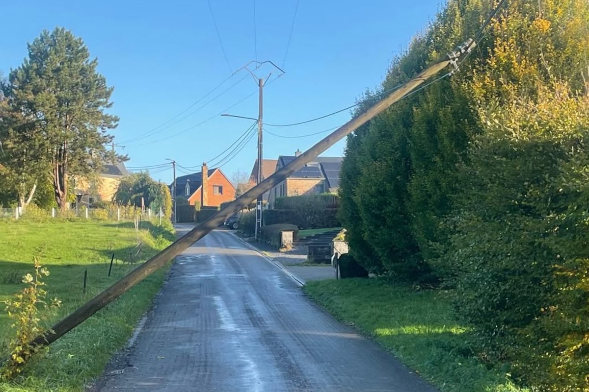 Le vent soutenu a provoqué quelques dégâts mineurs, à l'exemple de ce poteau électrique d'un autre temps, presque couché sur la route.