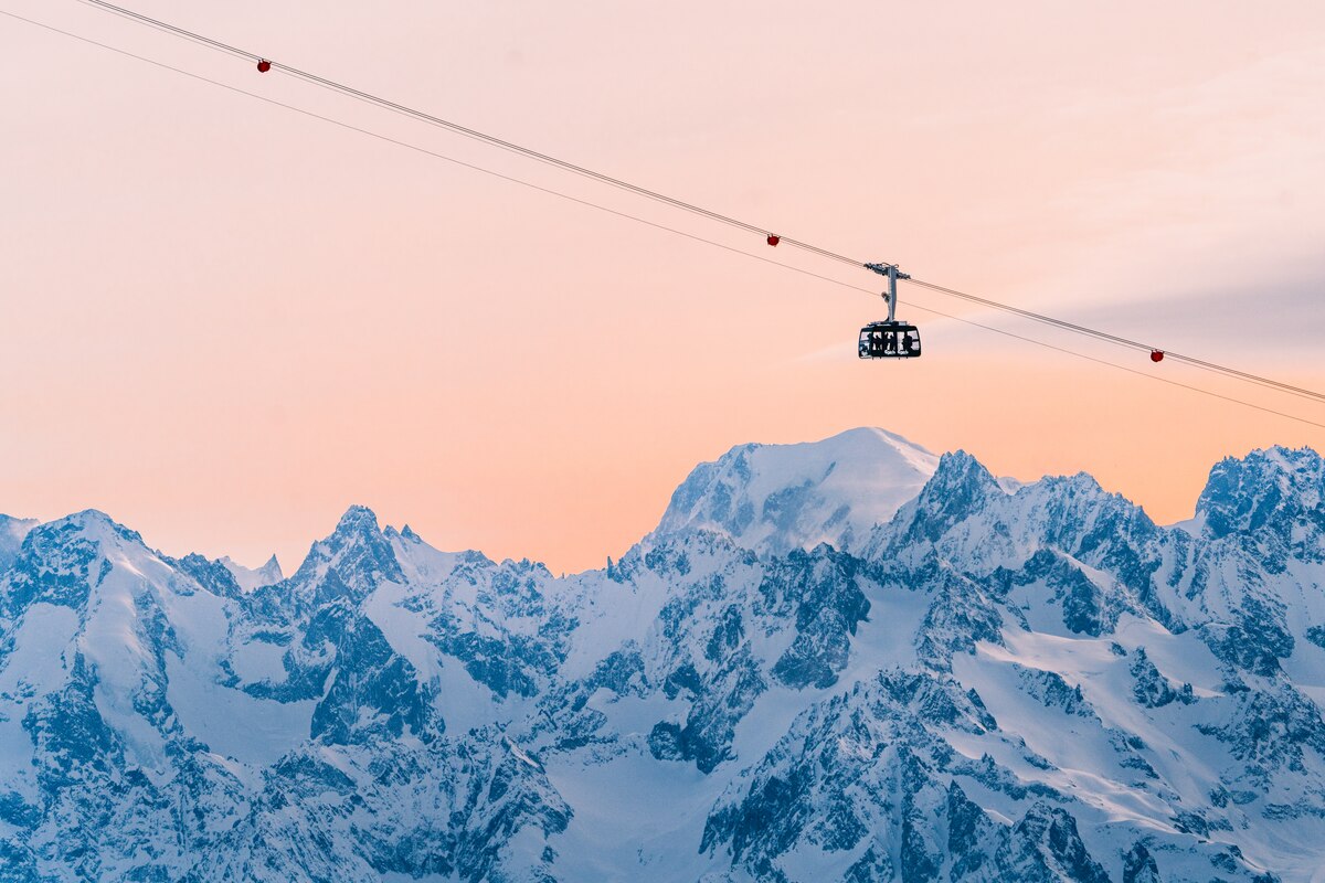 Quand Les Alpes Deviennent Rouges Verbier Air Show 2026 : quand les Alpes deviennent une scène suspendue ...