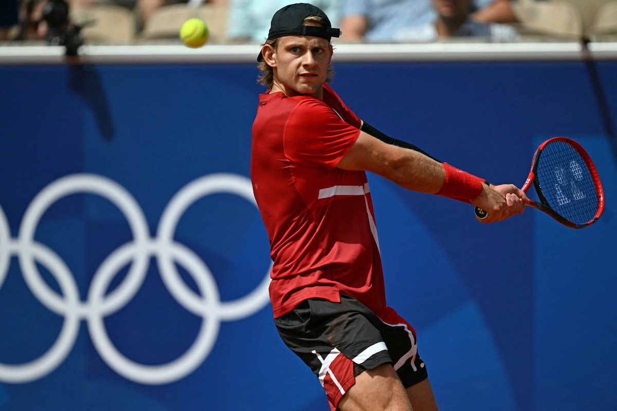 Belgium's Zizou Bergs returns to Greece's Stefanos Tsitsipas during their men's singles first round tennis match on Court Simonne-Mathieu at the Roland-Garros Stadium at the Paris 2024 Olympic Games, in Paris on July 28, 2024. (Photo by PATRICIA DE MELO MOREIRA / AFP)