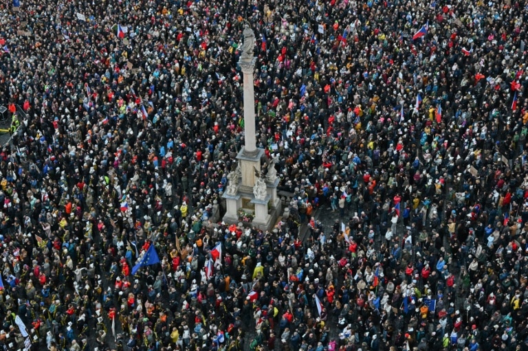 <p>Des manifestants protestent contre la suppression de la redevance audiovisuelle à Prague le 25 octobre 2026</p>