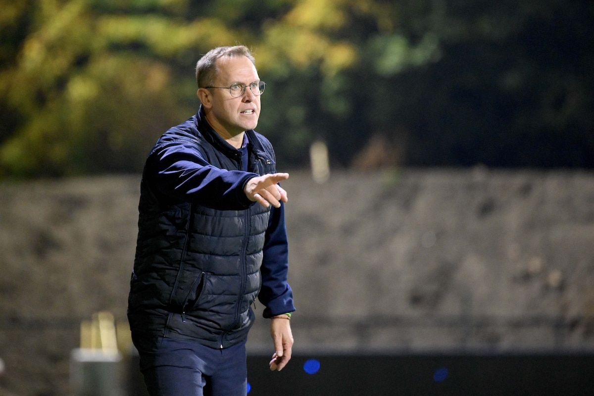 Olympic's head coach Arnauld Mercier reacts during a soccer game between Royal Olympic Charleroi and KAS Eupen, Friday 17 October 2025 in Charleroi, on day 10 of the 2025-2026 'Challenger Pro League' 1B second division of the Belgian championship. BELGA PHOTO JOHN THYS