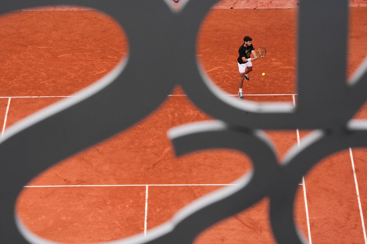 Spain's Carlos Alcaraz practices for the French Tennis Open at the Roland Garros stadium, in Paris, Sunday May 25, 2025. (AP Photo/Lindsey Wasson)