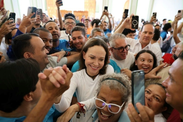 <p>Photo fournie par le service de presse du parti Vente Venezuela, montre la dirigeante de l’opposition vénézuélienne, María Corina Machado, arrivant à l’église Santa Rosa, à Barquisimeto, au Venezuela, le 25 octobre 2026</p>