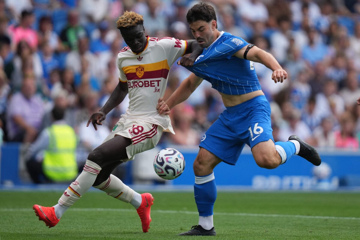 Roma's French striker #78 Robinio Vaz (L) vies with Brighton's Irish defender #16 Eiran Cashin (R) during the friendly pre-season football match between between Brighton and Hove Albion and Roma at the American Express Community Stadium in Brighton, southern England on August 8, 2026. (Photo by CARLOS JASSO / AFP)