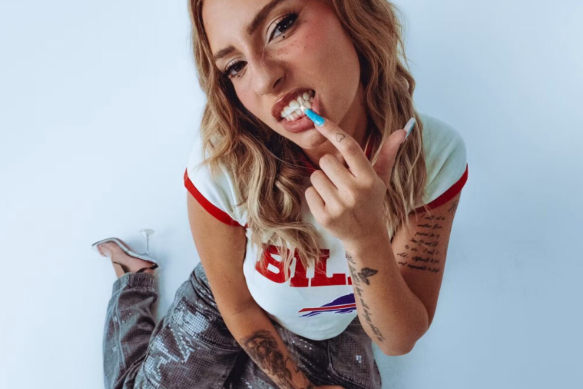 Léa Doffey, finaliste de la Star Academy aux côtés d'Ambre, a dévoilé son premier single ce vendredi : "Dis-moi"