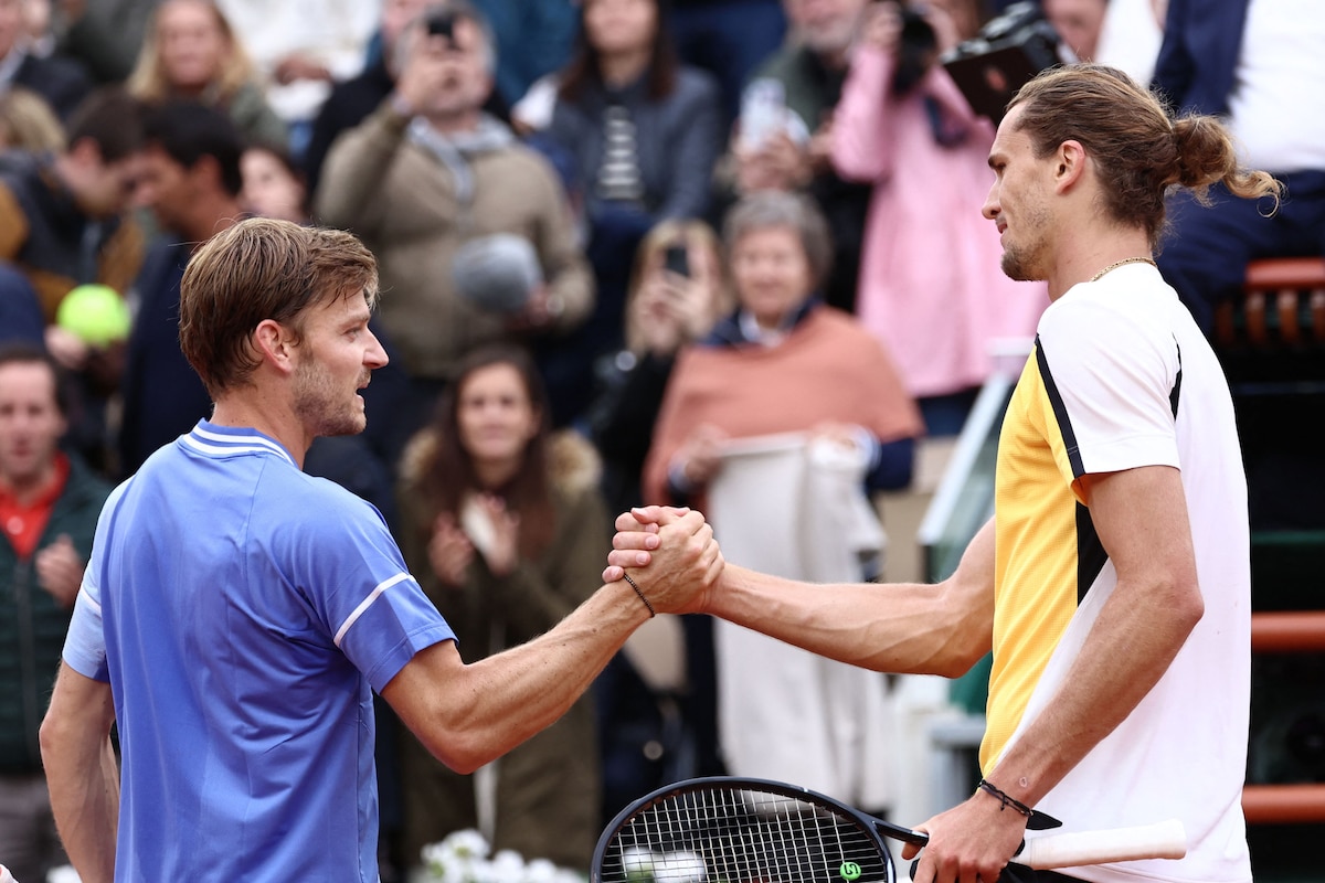 Germany's Alexander Zverev shakes hands with Belgium's David Goffin (L) after winning his men's singles match on Court Suzanne-Lenglen on day five of the French Open tennis tournament at the Roland Garros Complex in Paris on May 30, 2024. (Photo by EMMANUEL DUNAND / AFP)