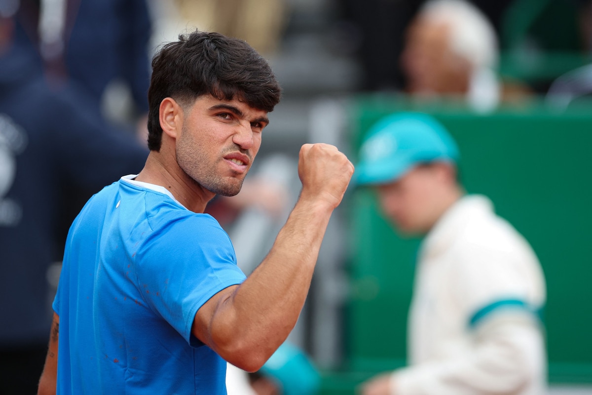 TOPSHOT - Spain's Carlos Alcaraz celebrates after winning against Argentina's Sebastian Baez during the Monte Carlo ATP Masters Series Tournament round of 64 tennis match on Court Rainier III at the Monte-Carlo Country Club in Roquebrune-Cap-Martin, south-eastern France on April 7, 2026. (Photo by Valery HACHE / AFP)