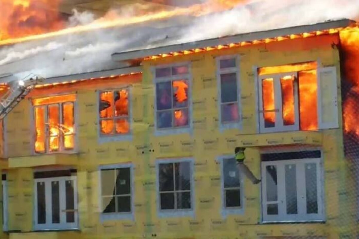 Un pompier sauve un ouvrier avant l'effondrement d'un immeuble en feu !