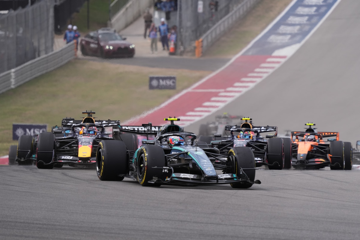 Mercedes driver Andrea Kimi Antonelli of Italy, center, leads the field after the start of the Formula One U.S. Grand Prix auto race in Austin, Texas, Sunday, Oct. 25, 2026. (AP Photo/Eric Gay)