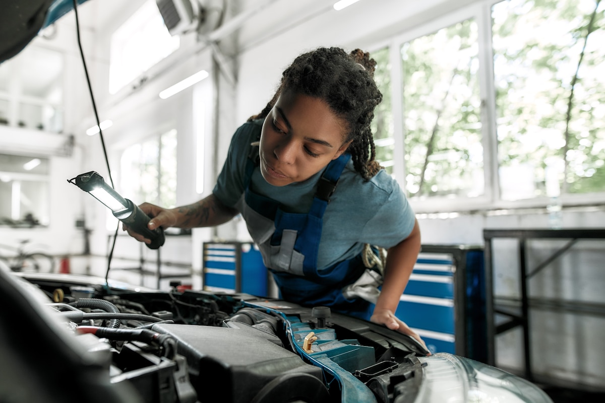 Mécanicien automobile fait partie des métiers choisis par les jeunes et actuellement en pénurie.