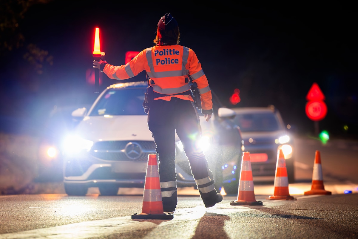 ATTENTION EDITORS - EMBARGO PUBLICATION FRIDAY 06 OCTOBER AT 12:00 Illustration picture taken during a control action by the Coordination and Support Directorate (CSD) in the Halle-Vilvoorde district during the night from Thursday to Friday, Thursday 05 October 2023, in Kraainem. Eight police zones from the district and various federal police services (sniffing dogs, Railway Police, Road Police) will check persons and vehicles all night long, especially in the context of drugs (traffic), home burglaries and thefts and signals. BELGA PHOTO BENOIT DOPPAGNE