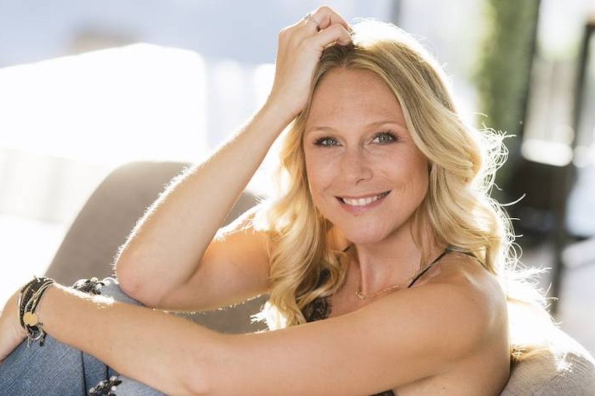 Julie Taton, née le 6 février 1984 à Namur en Belgique, est un mannequin belge francophone, une présentatrice de télévision pour les chaînes RTL-TVI, France 2, France 3, TMC, Fun TV, M6, TF1 et NT1 ainsi qu'une animatrice radio sur Radio Contact. Elle a été couronnée Miss Belgique en 2003.