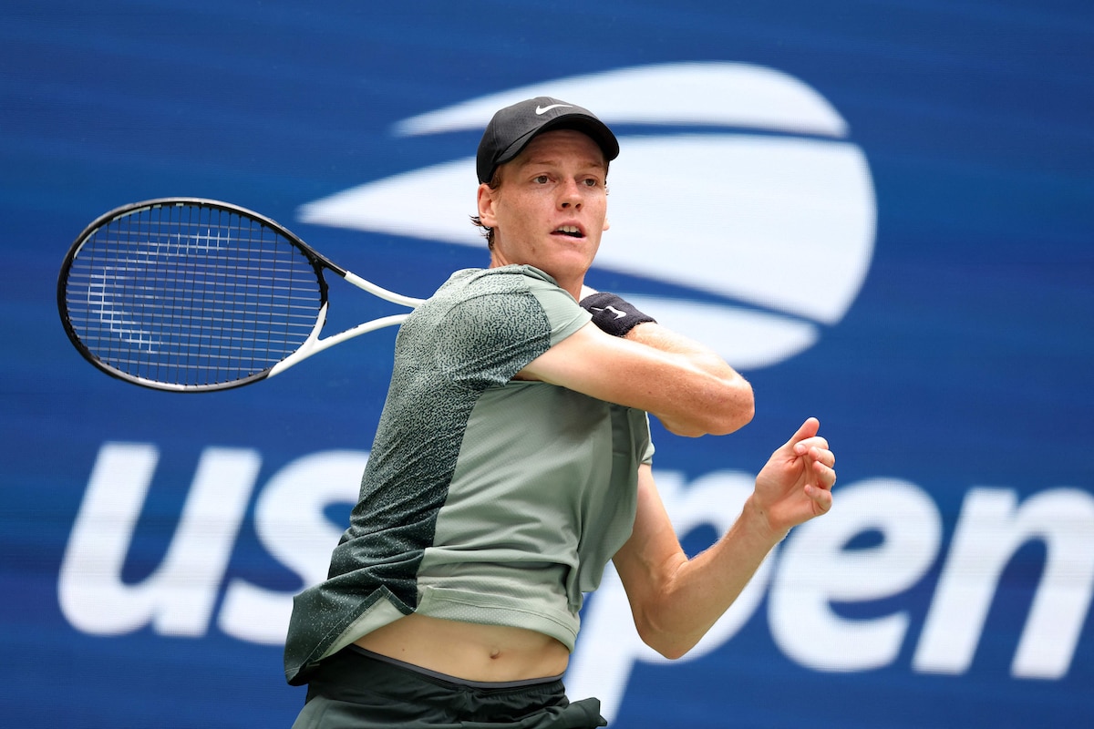 NEW YORK, NEW YORK - AUGUST 29: Jannik Sinner of Italy returns a shot against Alex Michelsen of the United States during their Men's Singles Second Round match on Day Four of the 2024 US Open at USTA Billie Jean King National Tennis Center on August 29, 2024 in the Flushing neighborhood of the Queens borough of New York City. Al Bello/Getty Images/AFP (Photo by AL BELLO / GETTY IMAGES NORTH AMERICA / Getty Images via AFP)