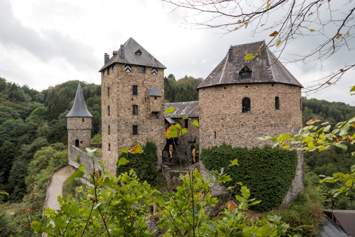 Au cœur des cantons de l’Est et des Hautes Fagnes, le château du Reinhardstein domine la vallée de la Warche.