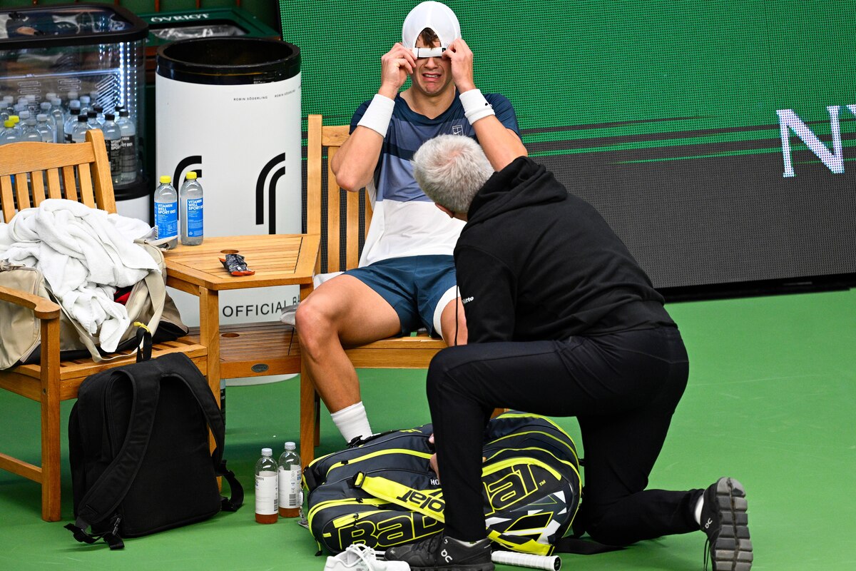 Denmark's Holger Rune injures his foot during the men's singles semifinal tennis match against France's Ugo Humbert at the BNP Paribas Nordic Open tennis tournament in Stockholm, Sweden, Saturday, Oct. 18, 2025. (Anders Wiklund/TT via AP)