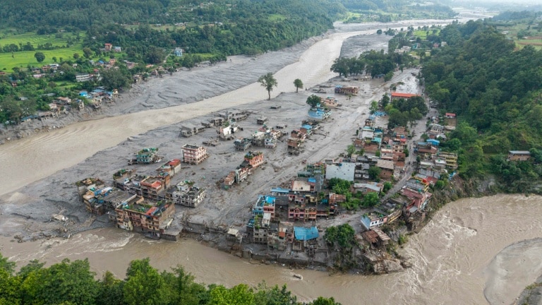 <p>Vue aérienne de Devighat, après des inondations meurtrières le 27 août 2026 au nord de Katmandou au Népal, à la frontière avec le Tibet</p>