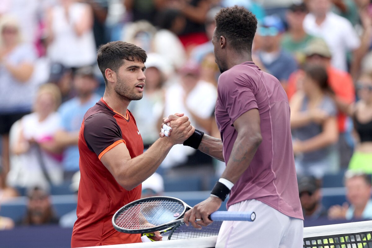 MASON, OHIO - AUGUST 16: Carlos Alcaraz of Spain congratulates Gael Monfils of France after their match during Day 6 of the Cincinnati Open at the Lindner Family Tennis Center on August 16, 2024 in Mason, Ohio. Matthew Stockman/Getty Images/AFP (Photo by MATTHEW STOCKMAN / GETTY IMAGES NORTH AMERICA / Getty Images via AFP)