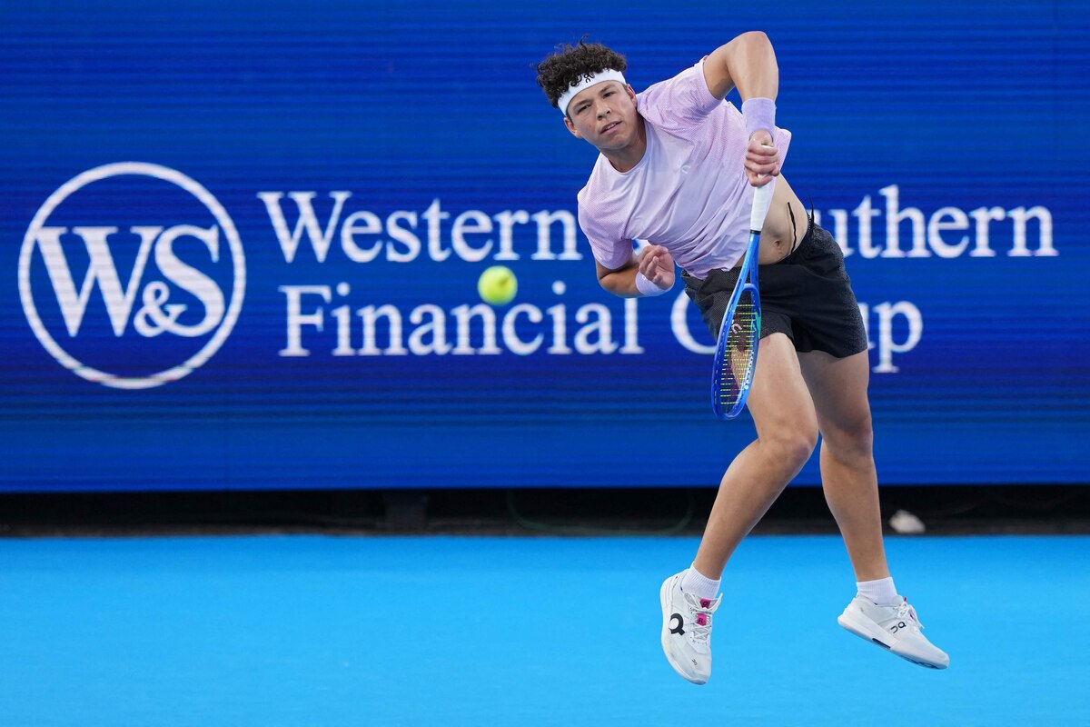MASON, OHIO - AUGUST 15: Ben Shelton of the United States serves during the match against Alexander Zverev of Germany during Day 9 of the Cincinnati Open at the Lindner Family Tennis Center on August 15, 2025 in Mason, Ohio. Dylan Buell/Getty Images/AFP (Photo by Dylan Buell / GETTY IMAGES NORTH AMERICA / Getty Images via AFP)
