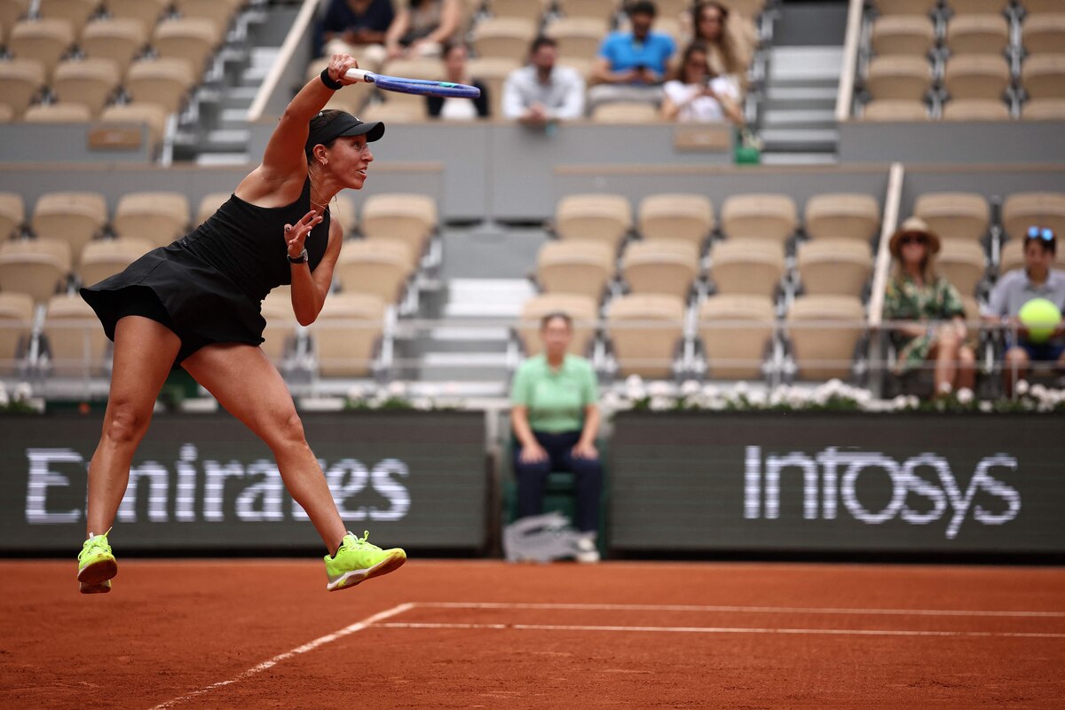 US Jessica Pegula serves to Czech Republic's Marketa Vondrousova during their women's singles match on day 7 of the French Open tennis tournament on Court Philippe-Chatrier at the Roland-Garros Complex in Paris on May 31, 2025. (Photo by Anne-Christine POUJOULAT / AFP)
