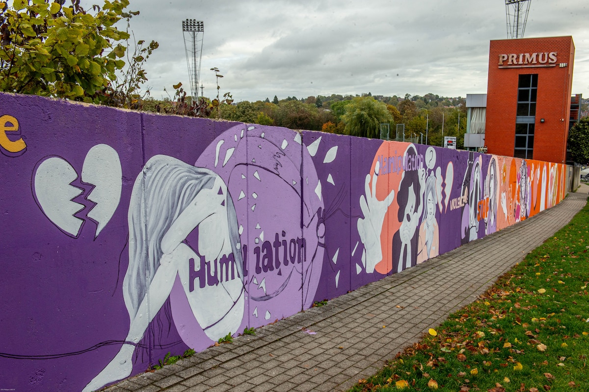La fresque, d'une longueur de 45 mètres, transforme le mur du stade de Bielmont.