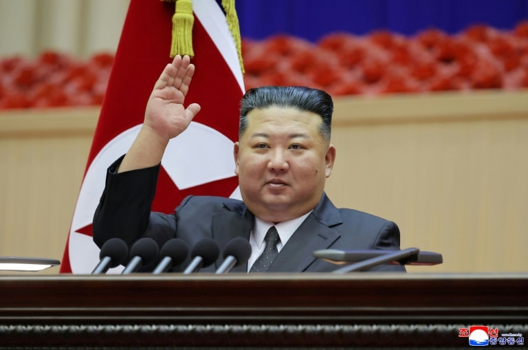 <p>Cette photo prise entre les 22 et 23 octobre 2026, diffusée par l'Agence centrale de presse coréenne (KCNA), organe officiel de la Corée du Nord, le 24 octobre 2026, montre le dirigeant nord-coréen Kim Jong Un assistant à la troisième réunion des commandants d'unités de l'Armée populaire de Corée au gymnase de Pyongyang</p>