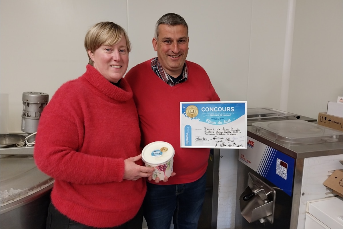 La famille Blaimont (ferme de Raz Buzée aux Flaches) a remporté la première édition du concours de la meilleure glace fermière Fleur de lait.