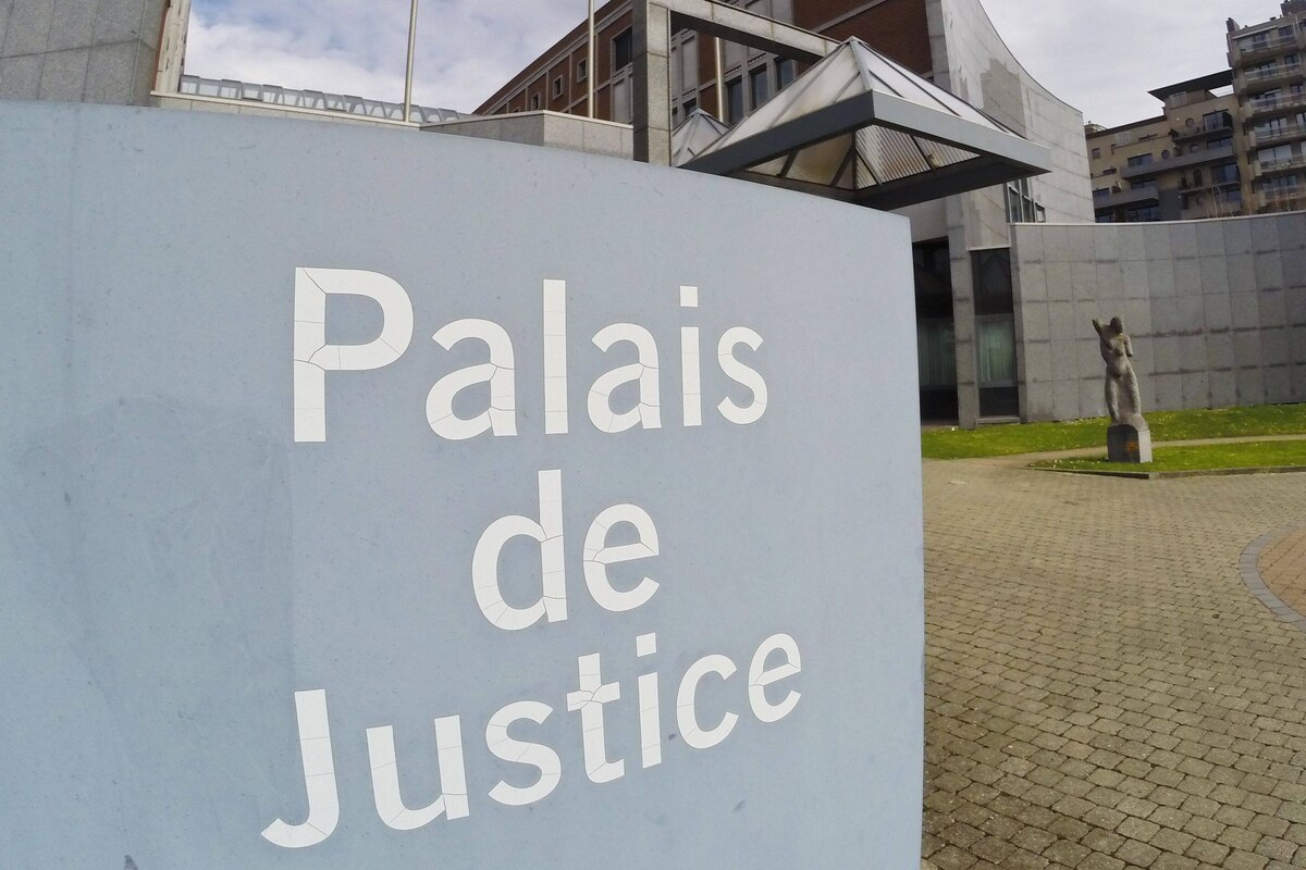 Fonctionnaire aux Finances le jour, prostituée la nuit: elle accuse un escort boy de proxénétisme